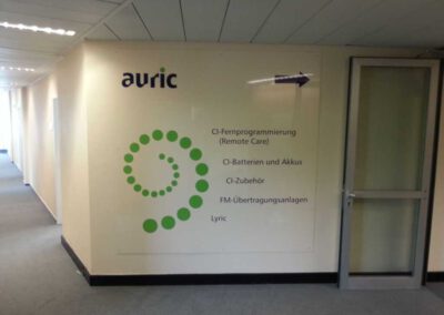 Werbeschild als Wegweiser im Flur