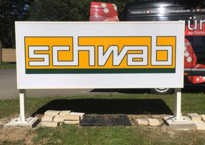 Leuchtkasten beidseitig beschriftet und freistehend