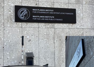 Leuchtkasten mit Aluminiumhaube und dekupierten Logo