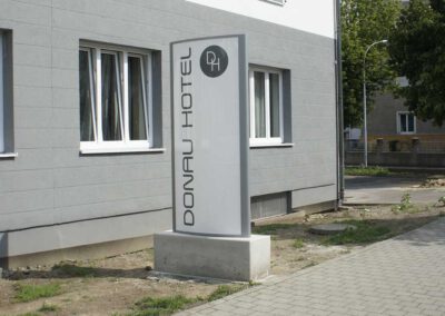 Werbepylon beleuchtet