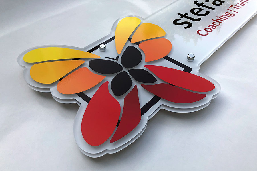 Acrylschild Konturgefräst und beschriftet