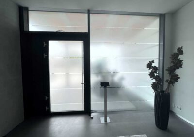Sichtschutzfolie Eingangsbereich mit Streifen vollflächig