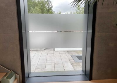 Sichtschutzfolie Gartenhaus Fenster