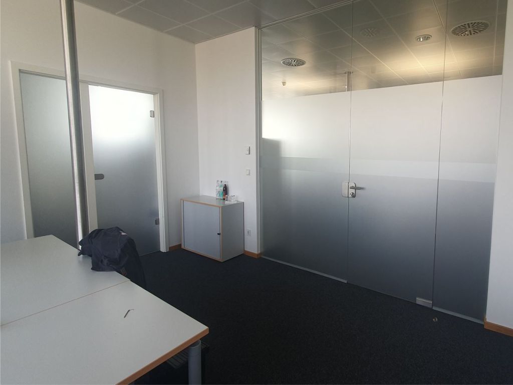 Sichtschutzfolie für eine Glastrennwand und eine Glastür