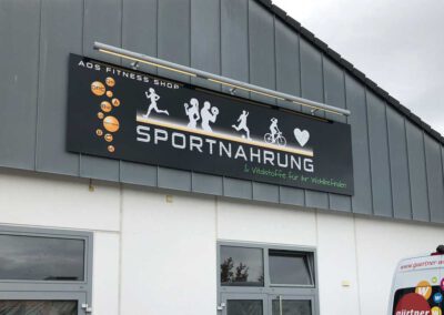 Werbeschild mit Beleuchtung in Weißenburg